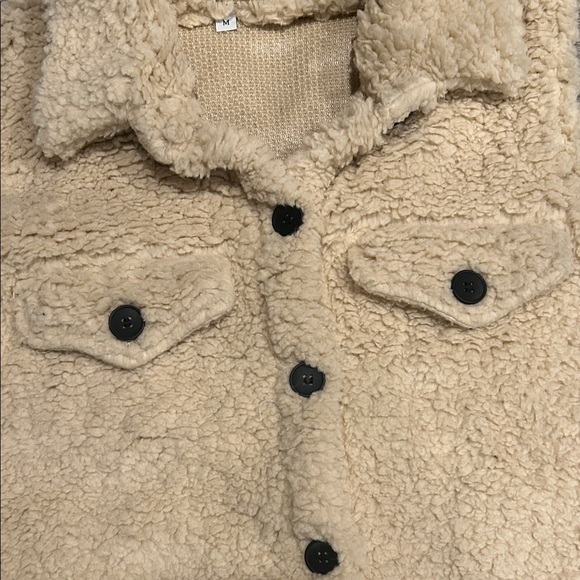 NWOT Sherpa Vest with Black Buttons Size M - Picture 9 of 9